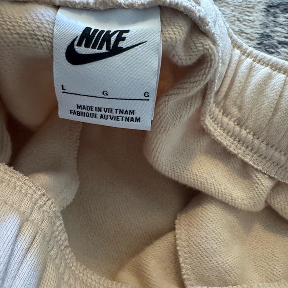 Nike Women's Cream Shorts - Picture 2 of 3